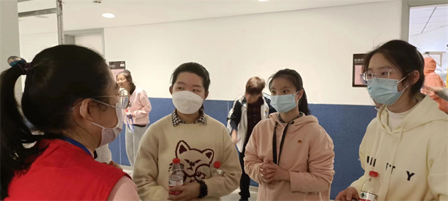 1 学记采访演出学生.jpg 1 学记采访演出学生.jpg