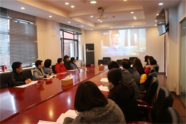 支部党员正在观看廉政教育专题片.jpg 支部党员正在观看廉政教育专题片.jpg