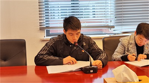 江槐康同志带领大家认真学习相关内容.jpg 江槐康同志带领大家认真学习相关内容.jpg