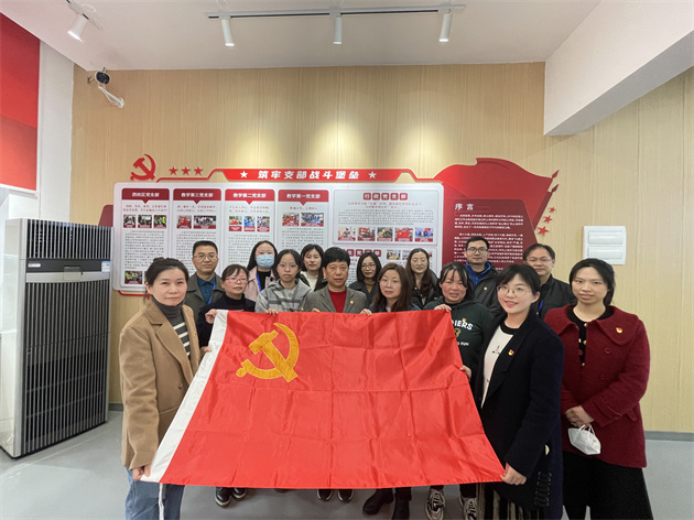 党员们与党旗合影留念.jpg