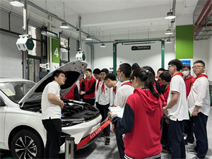环境机电专业部教师向同学们讲解新能源汽车知识.jpg
