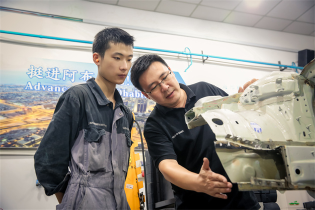 马波指导第44届世界技能大赛车身修复项目中国选手杨山巍训练.JPG 马波指导第44届世界技能大赛车身修复项目中国选手杨山巍训练.JPG