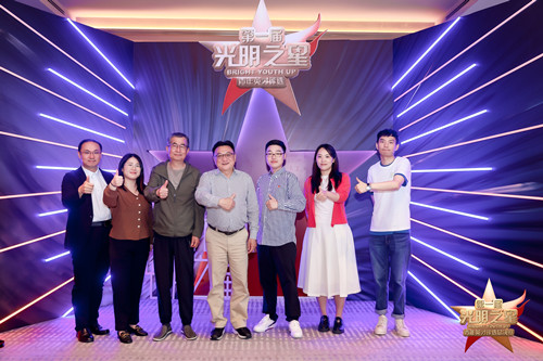 3.文祥同学在光明食品集团第一届光明之星青年英才活动中荣获光明之星_副本.jpg 3.文祥同学在光明食品集团第一届光明之星青年英才活动中荣获光明之星_副本.jpg