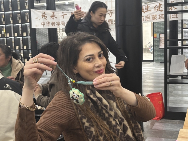 图5法国留学生体验中医药文化_副本.jpg 图5法国留学生体验中医药文化_副本.jpg