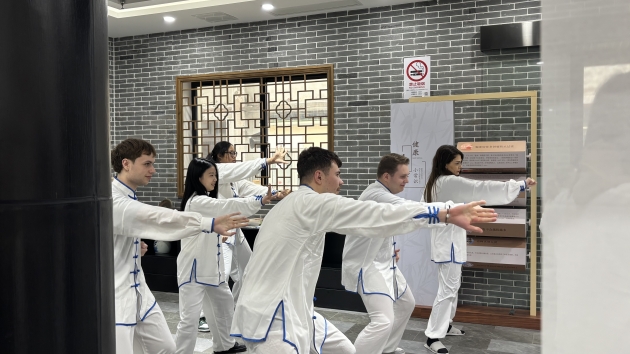 图6法国留学生练习八段锦_副本.jpg 图6法国留学生练习八段锦_副本.jpg