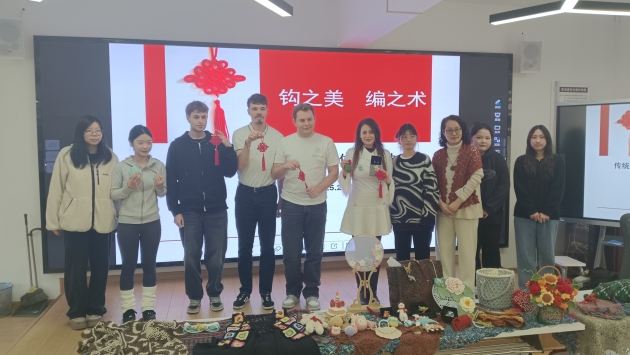 图7法国留学生学习钩编技能_副本.jpg 图7法国留学生学习钩编技能_副本.jpg