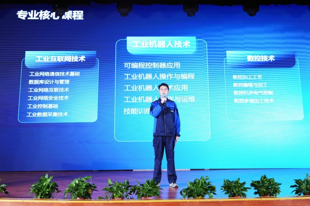 智能制造学院学生.jpg 智能制造学院学生.jpg