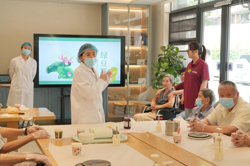 3食品教研室师生带领长者开展沉浸式课程——“低糖绿豆糕”_副本.jpg 3食品教研室师生带领长者开展沉浸式课程——“低糖绿豆糕”_副本.jpg