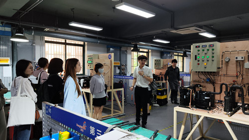 图片08 参观世赛基地_副本.jpg 图片08 参观世赛基地_副本.jpg