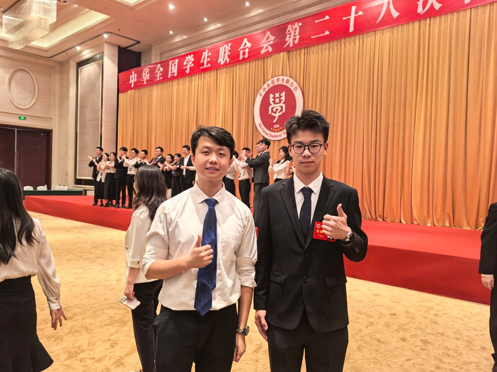 11 与十三届全国青联副主席,全国学联第二十七届委员会主席徐辉合影).jpg 11 与十三届全国青联副主席,全国学联第二十七届委员会主席徐辉合影).jpg