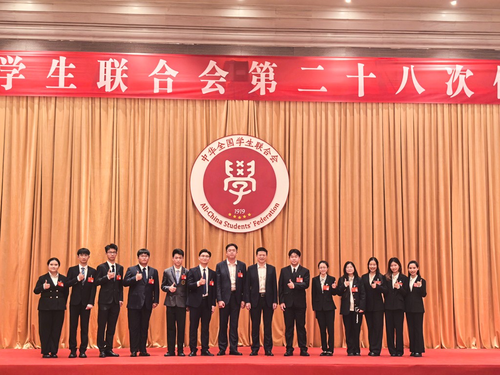 12(左边3,与全国学联第二十八届主席李文铎(左边7,团中央中国青少年研究中心副主任田小飞(左边8)).jpg 12(左边3,与全国学联第二十八届主席李文铎(左边7,团中央中国青少年研究中心副主任田小飞(左边8)).jpg