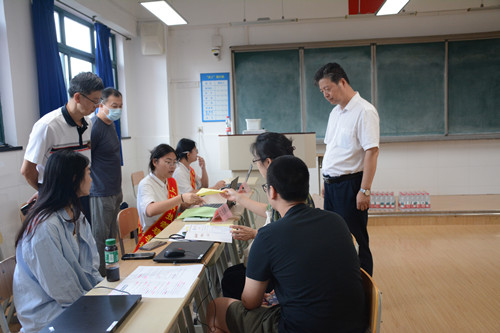 4校领导在现场了解报名情况_副本.jpg 4校领导在现场了解报名情况_副本.jpg